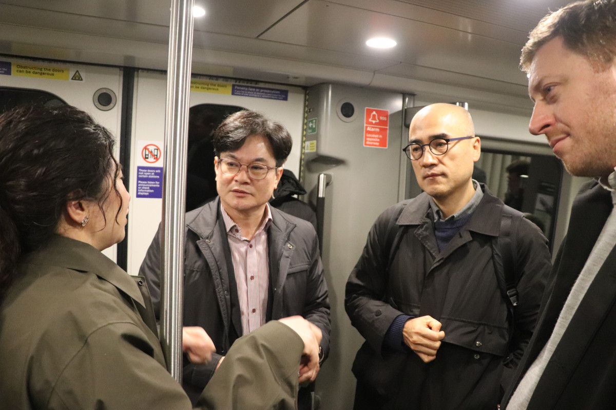 ▲엘리자베스라인 지하철 안에서 관계자들의 설명을 듣고 있는 김병수 시장 (김포시)