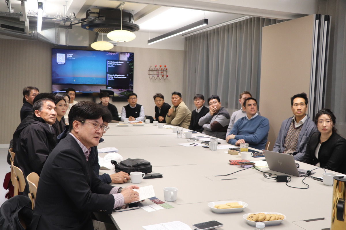 ▲호킨스 브라운 관계자 건축 사무소에서 도시 재생 발표를 듣고 있는 김병수 시장과 김포 대표단, 호킨스 브라운 관계자들 (김포시)