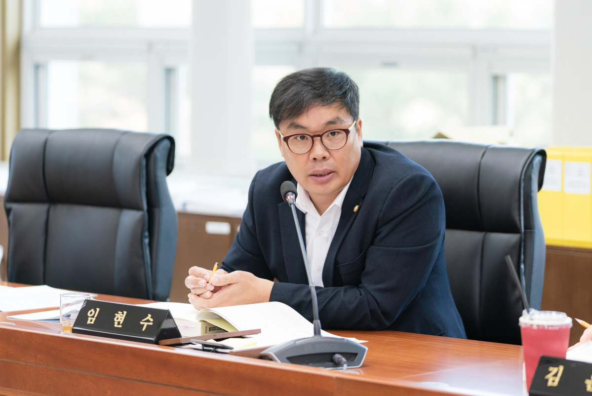 ▲임현수 용인특례시의회 의원이 행정사무감사에서 학교시설 개방·청년정책·여성가족 지원 등 주요 생활정책의 개선 방향을 제시하고 있다. (용인특례시의회)
