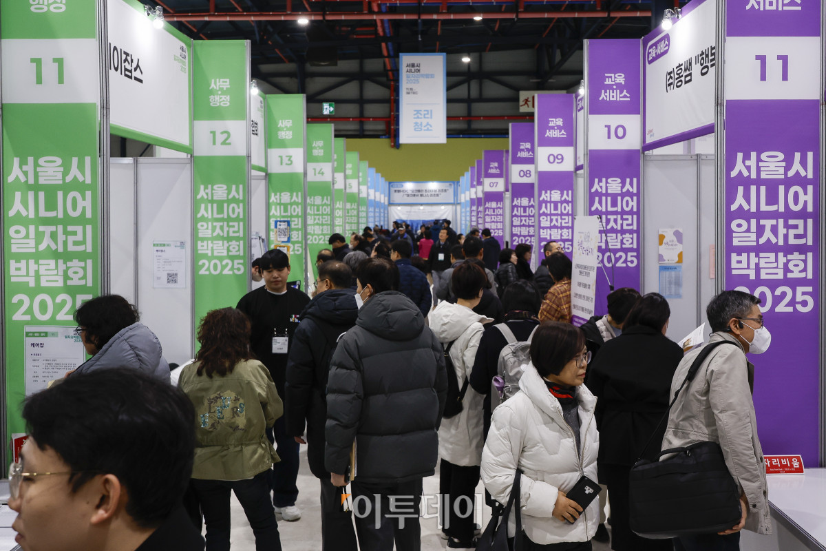 ▲18일 서울 강남구 서울무역전시장(SETEC)에서 열린 서울시 시니어 일자리박람회 2025에서 구직자들이 기업 부스를 살펴보고 있다. 노인 인력의 사회활동 촉진과 양질의 일자리 확대를 위해 열린 이번 일자리박람회는 고령화 시대의 핵심 인력인 장·노년이 보유한 경력과 전문성을 바탕으로 새로운 일과 삶을 설계하는 것을 지원하기 위해 기획됐다. 채용관·내일 설계관·디지털 혁신 체험관 등으로 구성된 박람회는 71개 기업이 참여해 채용 상담과 면접을 진행한다. 조현호 기자 hyunho@