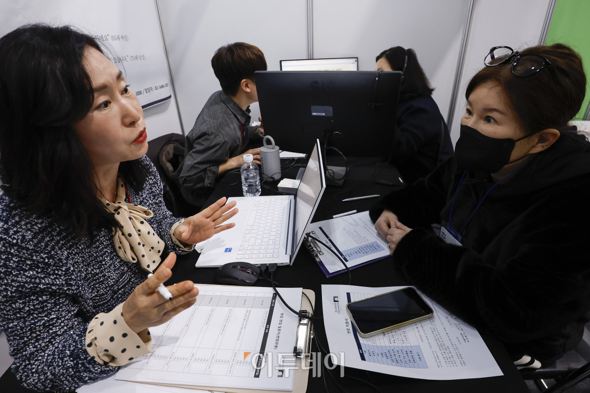 ▲18일 서울 강남구 서울무역전시장(SETEC)에서 열린 서울시 시니어 일자리박람회 2025에서 구직자들이 취업 상담을 받고 있다. 노인 인력의 사회활동 촉진과 양질의 일자리 확대를 위해 열린 이번 일자리박람회는 고령화 시대의 핵심 인력인 장·노년이 보유한 경력과 전문성을 바탕으로 새로운 일과 삶을 설계하는 것을 지원하기 위해 기획됐다. 채용관·내일 설계관·디지털 혁신 체험관 등으로 구성된 박람회는 71개 기업이 참여해 채용 상담과 면접을 진행한다. 조현호 기자 hyunho@