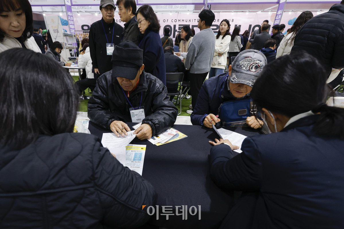 ▲18일 서울 강남구 서울무역전시장(SETEC)에서 열린 서울시 시니어 일자리박람회 2025에서 구직자들이 취업 상담을 받고 있다. 노인 인력의 사회활동 촉진과 양질의 일자리 확대를 위해 열린 이번 일자리박람회는 고령화 시대의 핵심 인력인 장·노년이 보유한 경력과 전문성을 바탕으로 새로운 일과 삶을 설계하는 것을 지원하기 위해 기획됐다. 채용관·내일 설계관·디지털 혁신 체험관 등으로 구성된 박람회는 71개 기업이 참여해 채용 상담과 면접을 진행한다. 조현호 기자 hyunho@