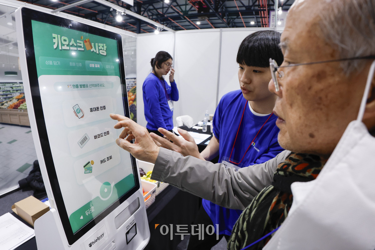 ▲18일 서울 강남구 서울무역전시장(SETEC)에서 열린 서울시 시니어 일자리박람회 2025에서 한 구직자가 키오스트 사용법에 대해 배우고 있다. 노인 인력의 사회활동 촉진과 양질의 일자리 확대를 위해 열린 이번 일자리박람회는 고령화 시대의 핵심 인력인 장·노년이 보유한 경력과 전문성을 바탕으로 새로운 일과 삶을 설계하는 것을 지원하기 위해 기획됐다. 채용관·내일 설계관·디지털 혁신 체험관 등으로 구성된 박람회는 71개 기업이 참여해 채용 상담과 면접을 진행한다. 조현호 기자 hyunho@