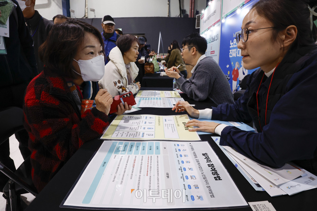 ▲18일 서울 강남구 서울무역전시장(SETEC)에서 열린 서울시 시니어 일자리박람회 2025에서 구직자들이 취업 상담을 받고 있다. 노인 인력의 사회활동 촉진과 양질의 일자리 확대를 위해 열린 이번 일자리박람회는 고령화 시대의 핵심 인력인 장·노년이 보유한 경력과 전문성을 바탕으로 새로운 일과 삶을 설계하는 것을 지원하기 위해 기획됐다. 채용관·내일 설계관·디지털 혁신 체험관 등으로 구성된 박람회는 71개 기업이 참여해 채용 상담과 면접을 진행한다. 조현호 기자 hyunho@