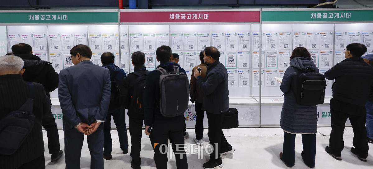 ▲18일 서울 강남구 서울무역전시장(SETEC)에서 열린 서울시 시니어 일자리박람회 2025에서 구직자들이 채용공고 게시판을 살펴보고 있다. 노인 인력의 사회활동 촉진과 양질의 일자리 확대를 위해 열린 이번 일자리박람회는 고령화 시대의 핵심 인력인 장·노년이 보유한 경력과 전문성을 바탕으로 새로운 일과 삶을 설계하는 것을 지원하기 위해 기획됐다. 채용관·내일 설계관·디지털 혁신 체험관 등으로 구성된 박람회는 71개 기업이 참여해 채용 상담과 면접을 진행한다. 조현호 기자 hyunho@