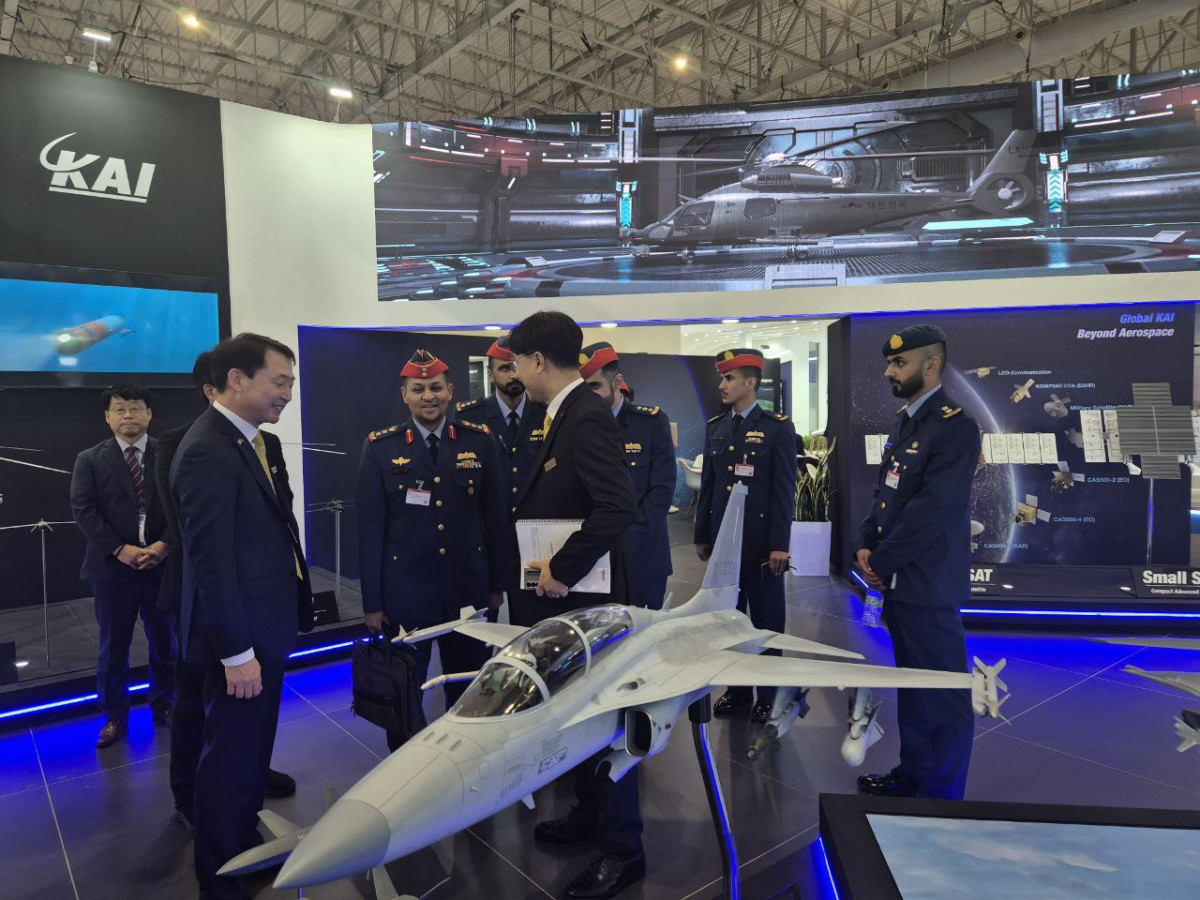 ▲UAE 공군 공동개발위원장이 10월 경기 고양 킨텍스에서 열린 ADEX KAI 부스를 방문한 모습. (KAI)