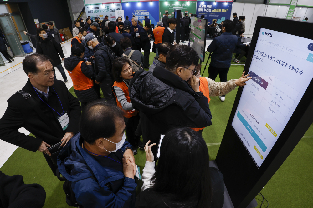 ▲18일 서울 강남구 서울무역전시장(SETEC)에서 열린 서울시 시니어 일자리박람회 2025에서 구직자들이 면접을 보기 위해 키오스크로 기업 면접 예약을 하고 있다. 노인 인력의 사회활동 촉진과 양질의 일자리 확대를 위해 열린 이번 일자리박람회는 고령화 시대의 핵심 인력인 장·노년이 보유한 경력과 전문성을 바탕으로 새로운 일과 삶을 설계하는 것을 지원하기 위해 기획됐다. 채용관·내일 설계관·디지털 혁신 체험관 등으로 구성된 박람회는 73개 기업이 참여해 채용 상담과 면접을 진행한다. 조현호 기자 hyunho@(이투데이DB)