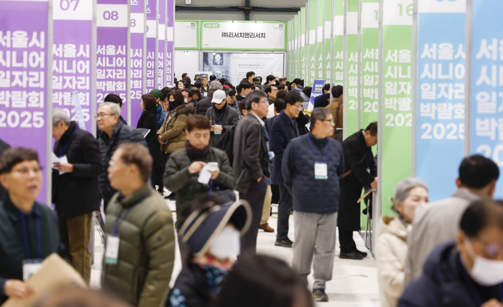 ▲18일 서울 강남구 서울무역전시장(SETEC)에서 열린 서울시 시니어 일자리박람회 2025에서 구직자들이 기업 부스를 살펴보고 있다. 노인 인력의 사회활동 촉진과 양질의 일자리 확대를 위해 열린 이번 일자리박람회는 고령화 시대의 핵심 인력인 장·노년이 보유한 경력과 전문성을 바탕으로 새로운 일과 삶을 설계하는 것을 지원하기 위해 기획됐다. 채용관·내일 설계관·디지털 혁신 체험관 등으로 구성된 박람회는 73개 기업이 참여해 채용 상담과 면접을 진행한다. 조현호 기자 hyunho@(이투데이DB)