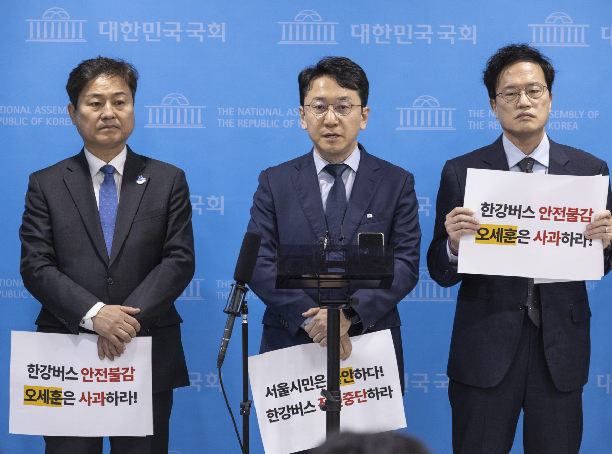 ▲16일 국회에서 더불어민주당 새서울준비특별위원회와 오세훈 시정실패 정상화 TF가 공동 개최한 기자회견에서 김영배·천준호·박주민 민주당 의원이 사고가 반복되고 있는 한강버스 운항 전면 중단을 촉구하고 있다. (연합뉴스)