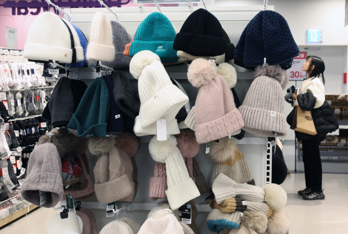 ▲서울 아침 최저기온이 영하 3도, 춘천이 영하 6도를 나타내는 등 올 가을 첫 영하권 추위를 보인 18일 서울의 한 대형마트에 방한용품이 진열돼 있다. 신태현 기자 holjjak@