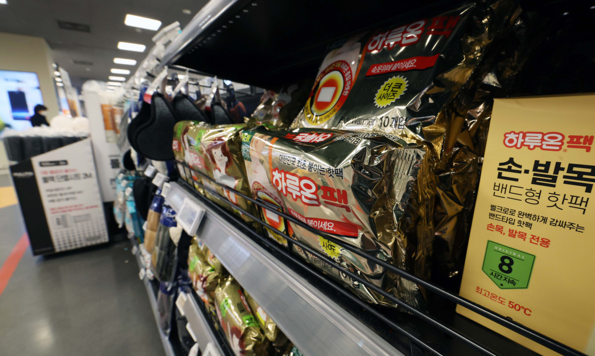 ▲서울 아침 최저기온이 영하 3도, 춘천이 영하 6도를 나타내는 등 올 가을 첫 영하권 추위를 보인 18일 서울의 한 대형마트에 방한용품이 진열돼 있다. 신태현 기자 holjjak@