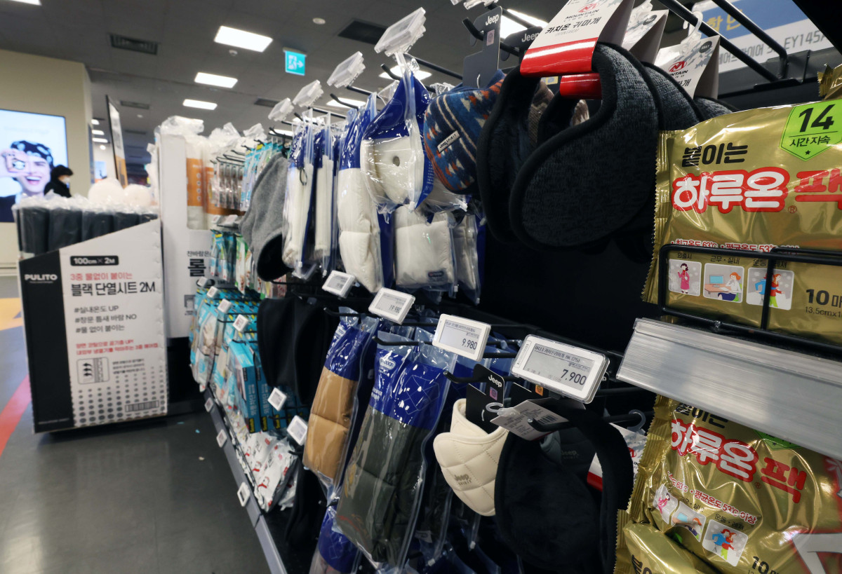 ▲서울 아침 최저기온이 영하 3도, 춘천이 영하 6도를 나타내는 등 올 가을 첫 영하권 추위를 보인 18일 서울의 한 대형마트에 방한용품이 진열돼 있다. 신태현 기자 holjjak@