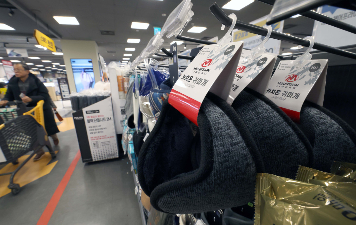 ▲서울 아침 최저기온이 영하 3도, 춘천이 영하 6도를 나타내는 등 올 가을 첫 영하권 추위를 보인 18일 서울의 한 대형마트에 방한용품이 진열돼 있다. 신태현 기자 holjjak@