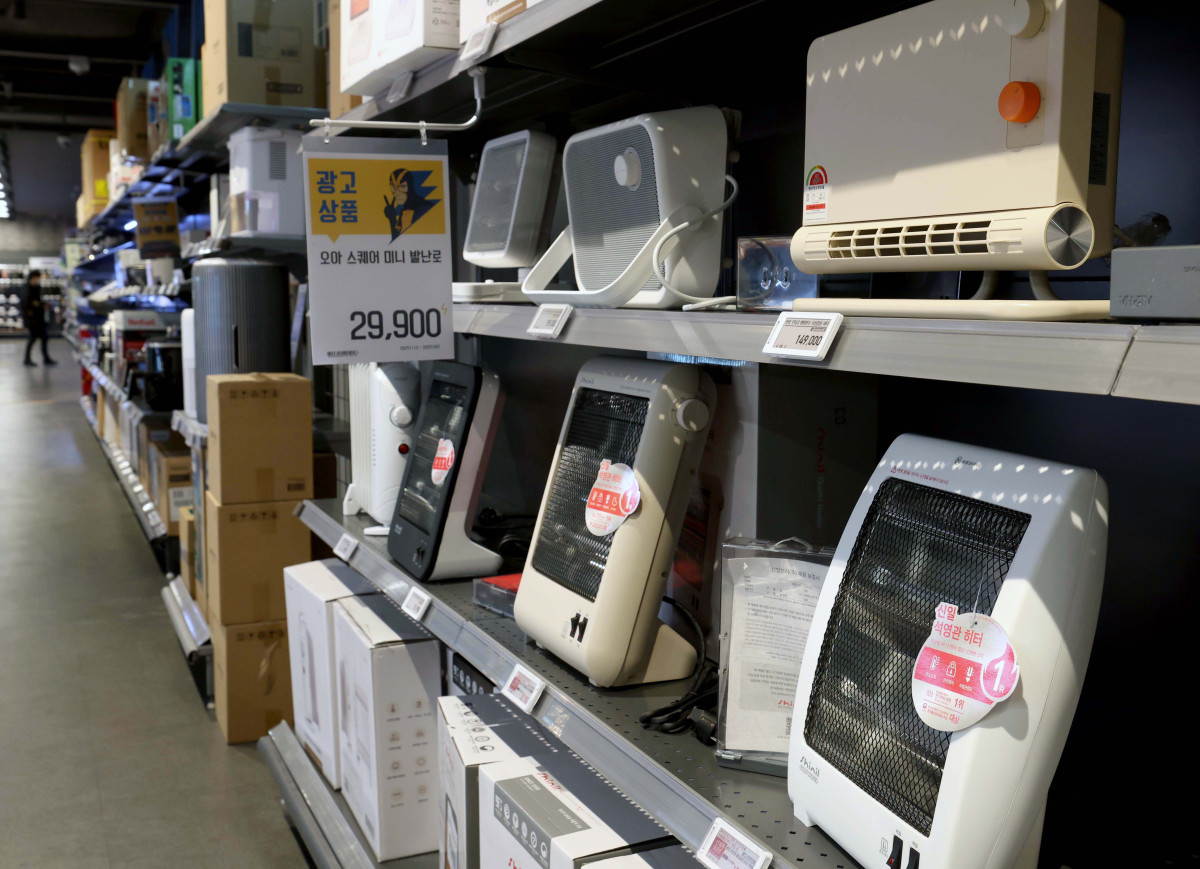 ▲서울 아침 최저기온이 영하 3도, 춘천이 영하 6도를 나타내는 등 올 가을 첫 영하권 추위를 보인 18일 서울의 한 대형마트에 난방용품이 진열돼 있다. 신태현 기자 holjjak@