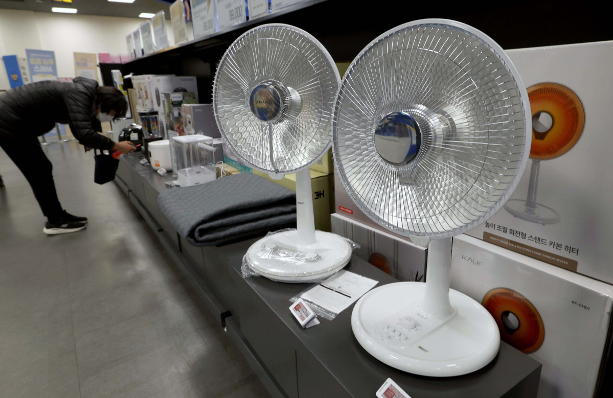 ▲서울 아침 최저기온이 영하 3도, 춘천이 영하 6도를 나타내는 등 올 가을 첫 영하권 추위를 보인 18일 서울의 한 대형마트에 난방용품이 진열돼 있다. 신태현 기자 holjjak@