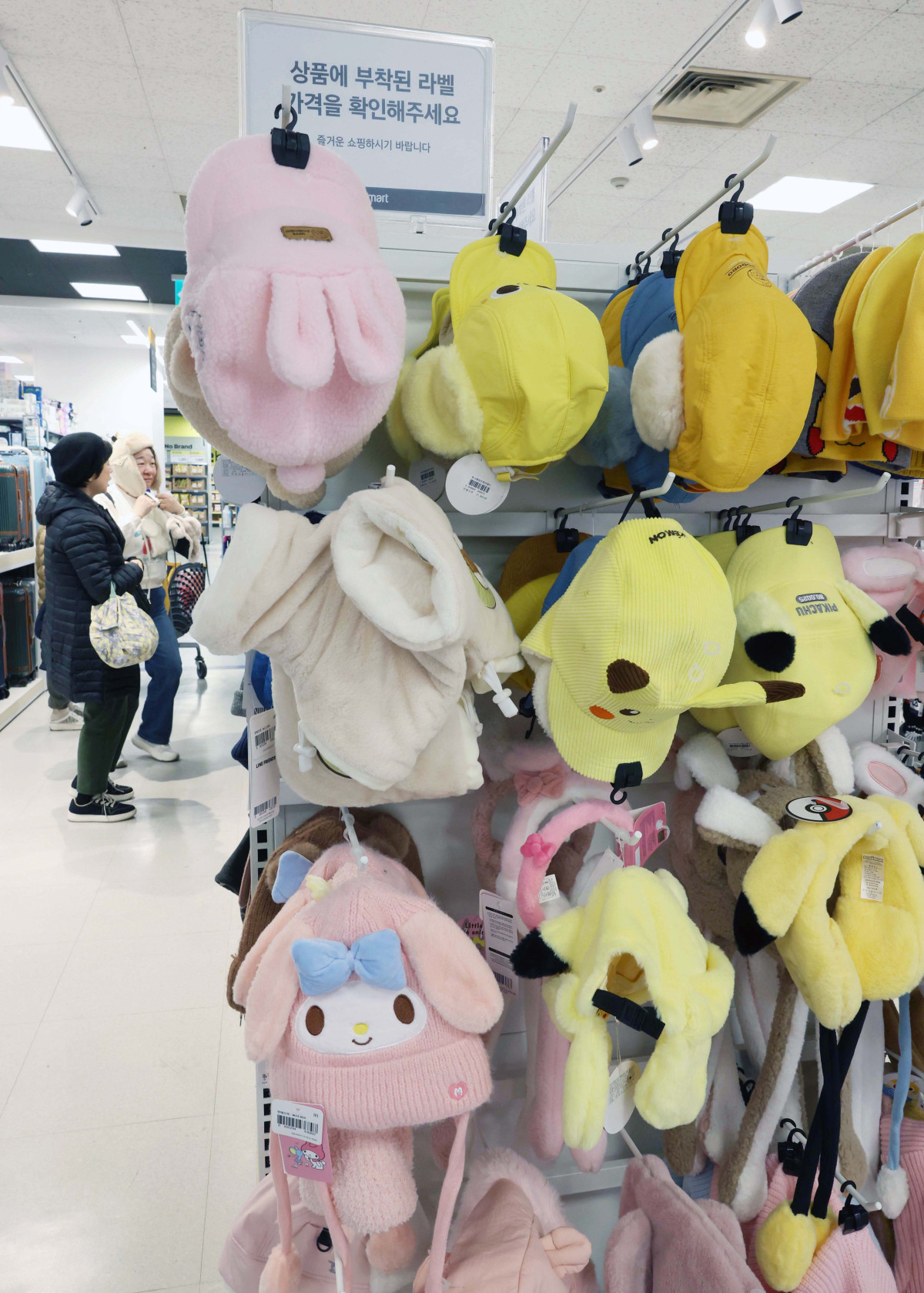 ▲서울 아침 최저기온이 영하 3도, 춘천이 영하 6도를 나타내는 등 올 가을 첫 영하권 추위를 보인 18일 서울의 한 대형마트에 방한용품이 진열돼 있다. 신태현 기자 holjjak@