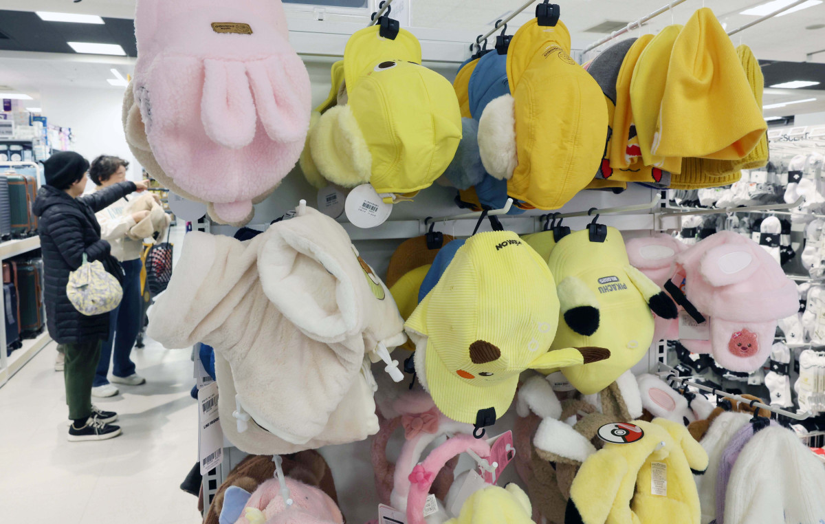 ▲서울 아침 최저기온이 영하 3도, 춘천이 영하 6도를 나타내는 등 올 가을 첫 영하권 추위를 보인 18일 서울의 한 대형마트에 방한용품이 진열돼 있다. 신태현 기자 holjjak@