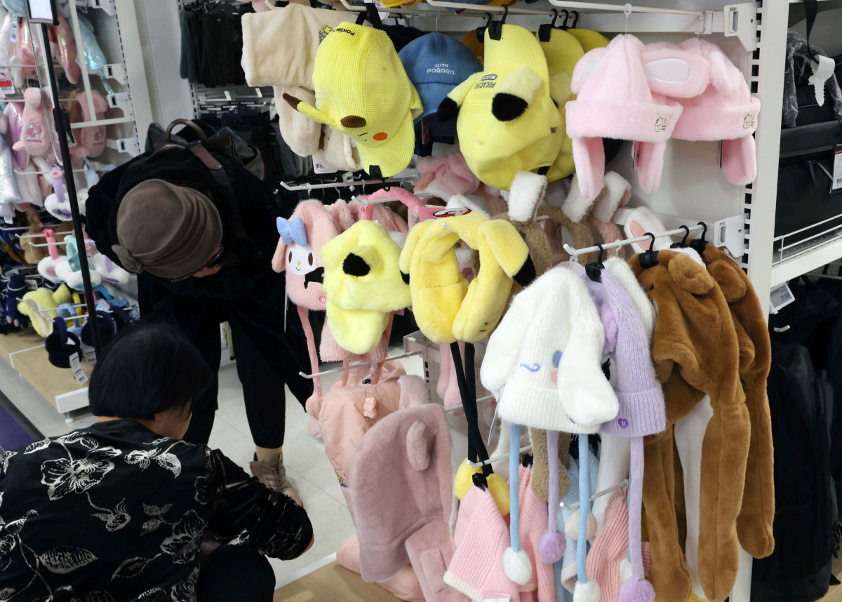 ▲서울 아침 최저기온이 영하 3도, 춘천이 영하 6도를 나타내는 등 올 가을 첫 영하권 추위를 보인 18일 서울의 한 대형마트에 방한용품이 진열돼 있다. 신태현 기자 holjjak@