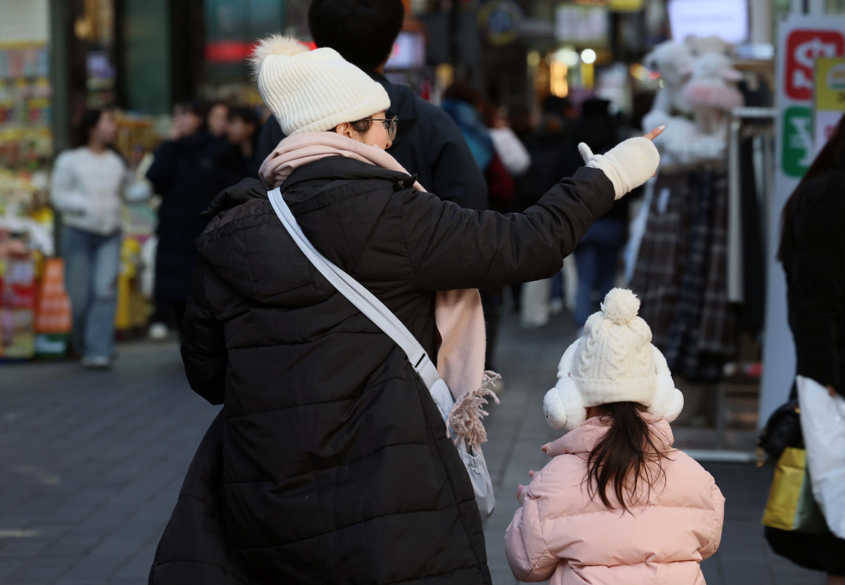 ▲서울 아침 최저기온이 영하 3℃, 춘천이 영하 6℃를 나타내는 등 올 가을 첫 영하권 추위를 보인 18일 서울 명동 거리에서 시민들과 외국인 관광객들이 두꺼운 옷을 입고 발걸음을 옮기고 있다. (신태현 기자 holjjak@)