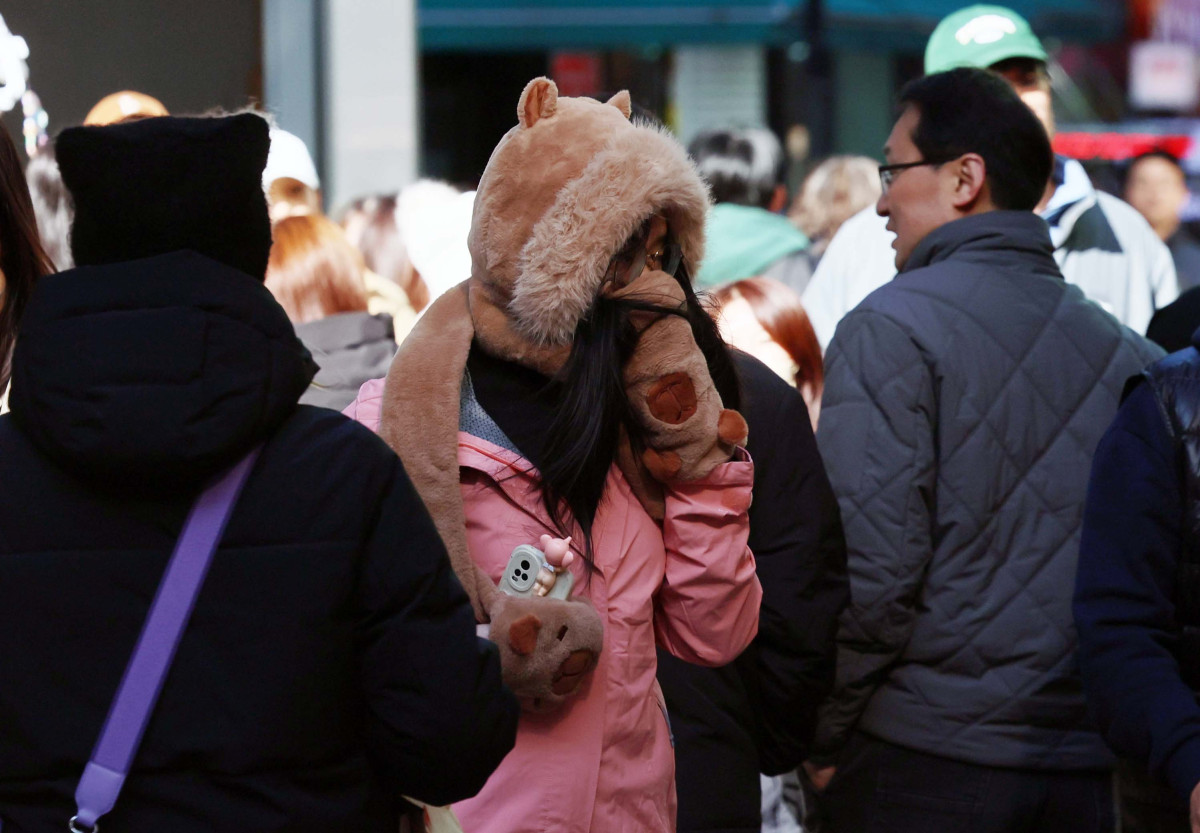 ▲서울 아침 최저기온이 영하 3℃, 춘천이 영하 6℃를 나타내는 등 올 가을 첫 영하권 추위를 보인 18일 서울 명동 거리에서 시민들과 외국인 관광객들이 두꺼운 옷을 입고 발걸음을 옮기고 있다. 신태현 기자 holjjak@