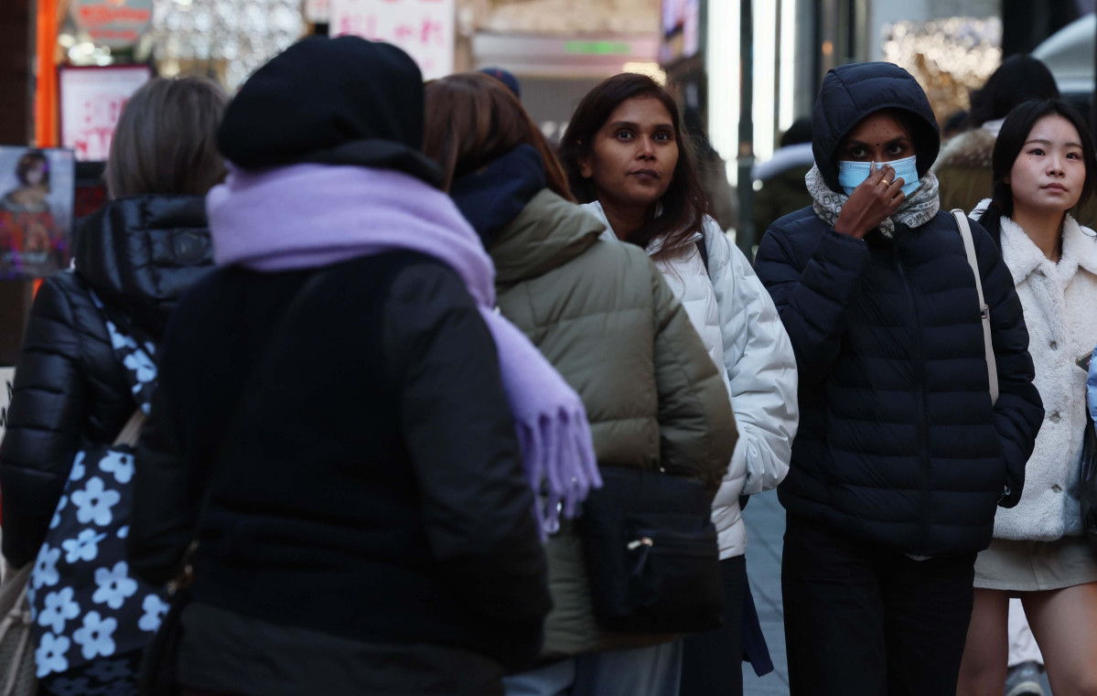 ▲서울 아침 최저기온이 영하 3℃, 춘천이 영하 6℃를 나타내는 등 올 가을 첫 영하권 추위를 보인 18일 서울 명동 거리에서 시민들과 외국인 관광객들이 두꺼운 옷을 입고 발걸음을 옮기고 있다. 신태현 기자 holjjak@