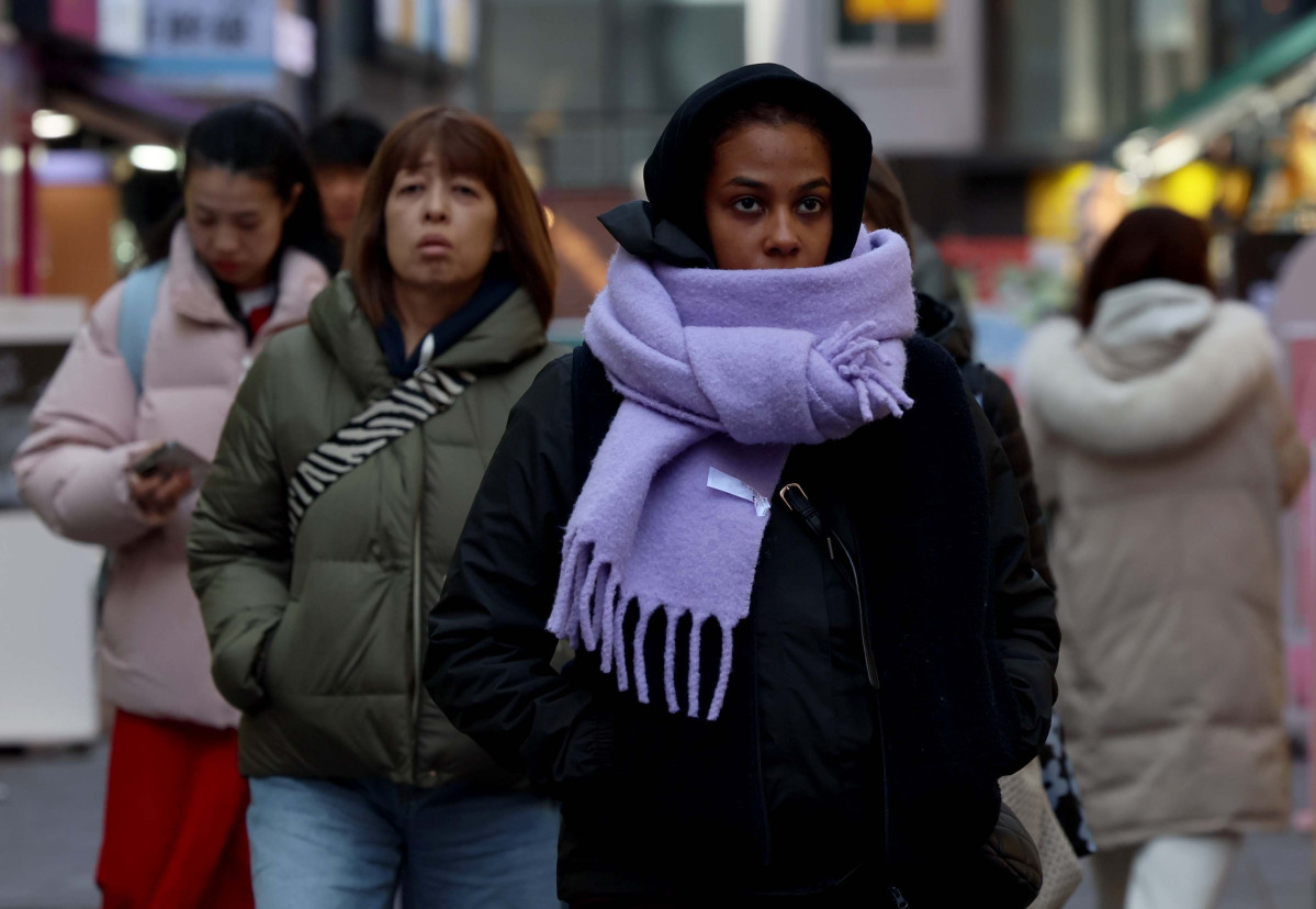 ▲올 가을 첫 영하권 추위를 보인 18일 서울 명동 거리에서 시민들과 외국인 관광객들이 두꺼운 옷을 입고 발걸음을 옮기고 있다. 신태현 기자 holjjak@