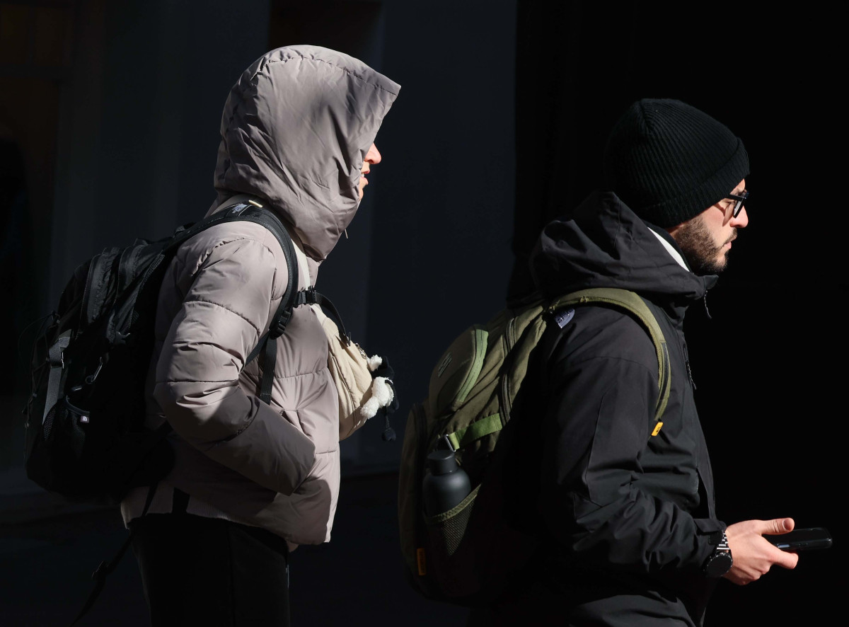 ▲서울 아침 최저기온이 영하 3℃, 춘천이 영하 6℃를 나타내는 등 올 가을 첫 영하권 추위를 보인 18일 서울 명동 거리에서 시민들과 외국인 관광객들이 두꺼운 옷을 입고 발걸음을 옮기고 있다. 신태현 기자 holjjak@