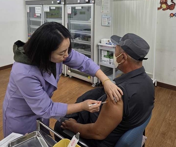 ▲전남 순천시보건소에서 어르신에게 대상포진 주사를 접종하고 있다. (사진제공=순천시)
