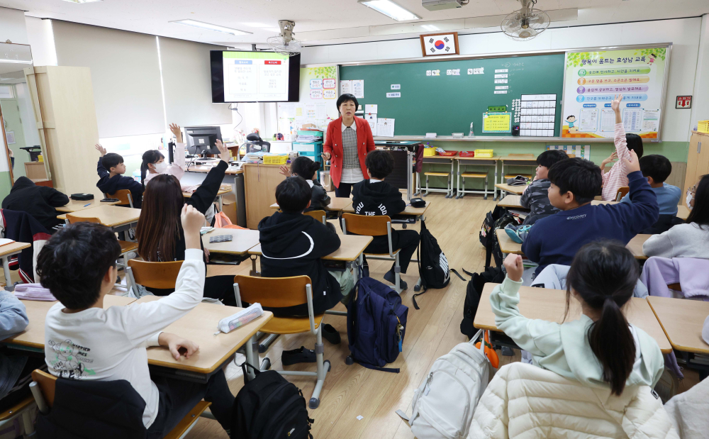 ▲10월 27일 인천 계양구 효성남초에서 장정륜 강사가 어린이들에게 금융교육을 하고 있다. (신태현 기자 holjjak@)