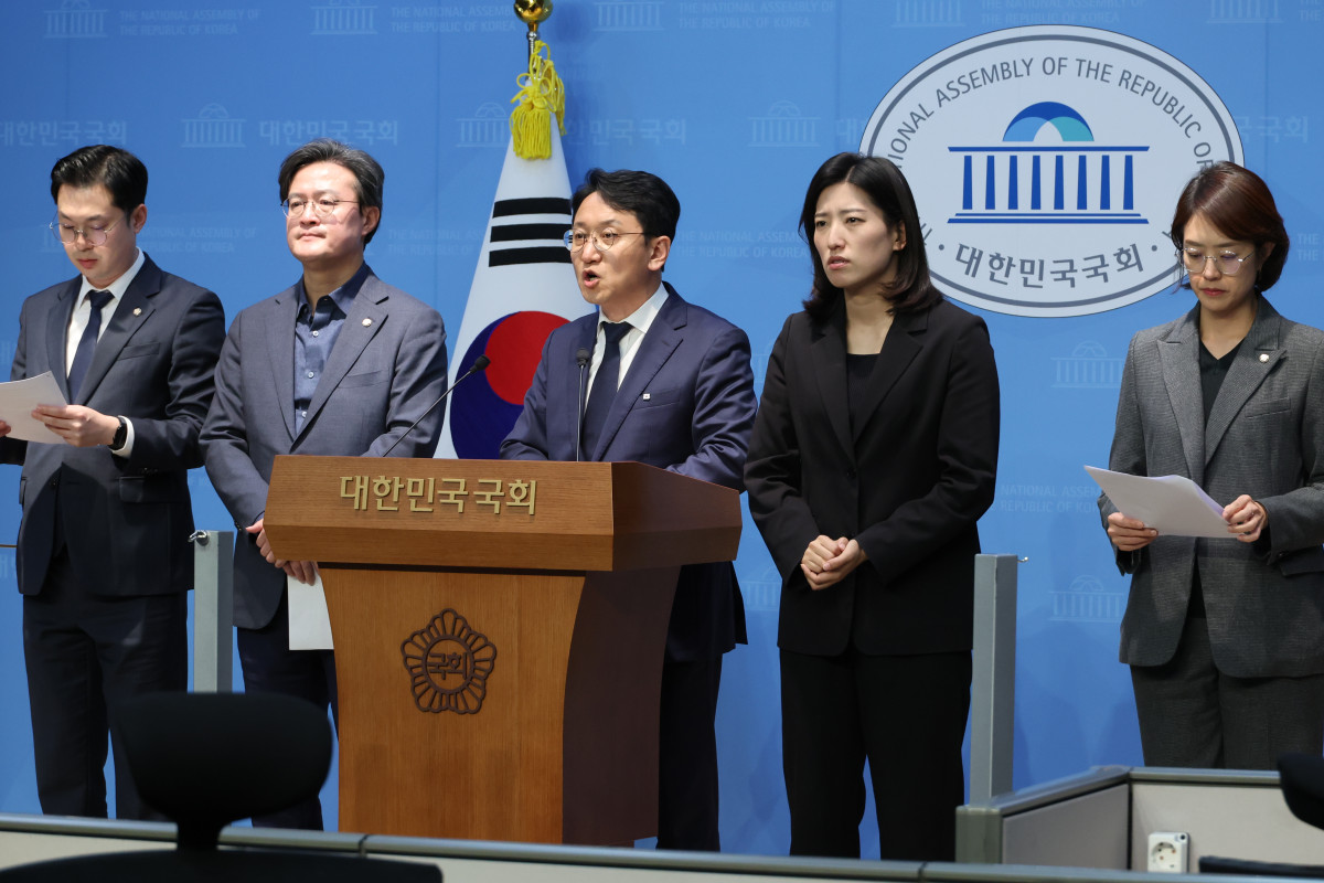 ▲더불어민주당 '오세훈 시정실패 정상화 TF' 천준호 단장을 비롯한 의원들이 17일 서울 여의도 국회 소통관에서 최근 잇달아 안전사고가 발생하고 있는 한강버스에 대한 전면 운항 중단을 촉구하는 기자회견을 하고 있다. (연합뉴스)