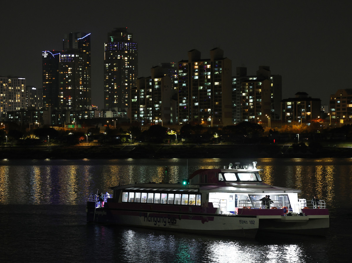 ▲15일 서울 한강버스가 서울 송파구 잠실선착장 인근 강바닥에 걸려 멈춰 있다. 배에 탑승해 있던 승객 80여명은 소방 당국과 서울경찰청 한강경찰대가 출동해 구조됐다. (연합뉴스)