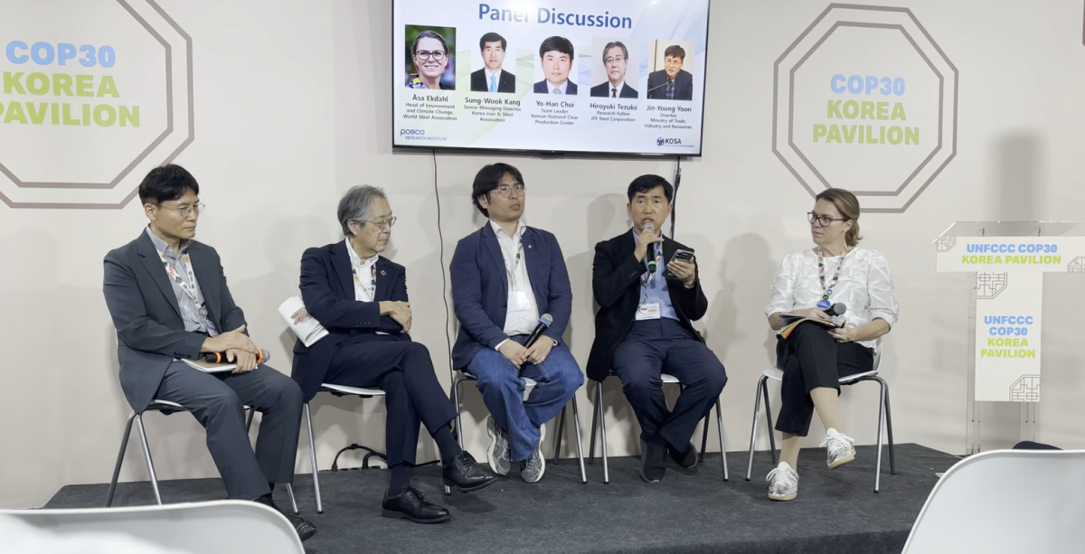 ▲(우측부터) 오사 에크달 세계철강협회 국장, 강성욱 한국철강협회 전무,최요한 생기원 박사, 데즈카 히로유끼 JFE스틸 전무, 윤진영 산업통상자원부 과장이 탄소저감강재 국제표준 및 시장조성 방안을 논의하고 있다. (사진= 한국철강협회)