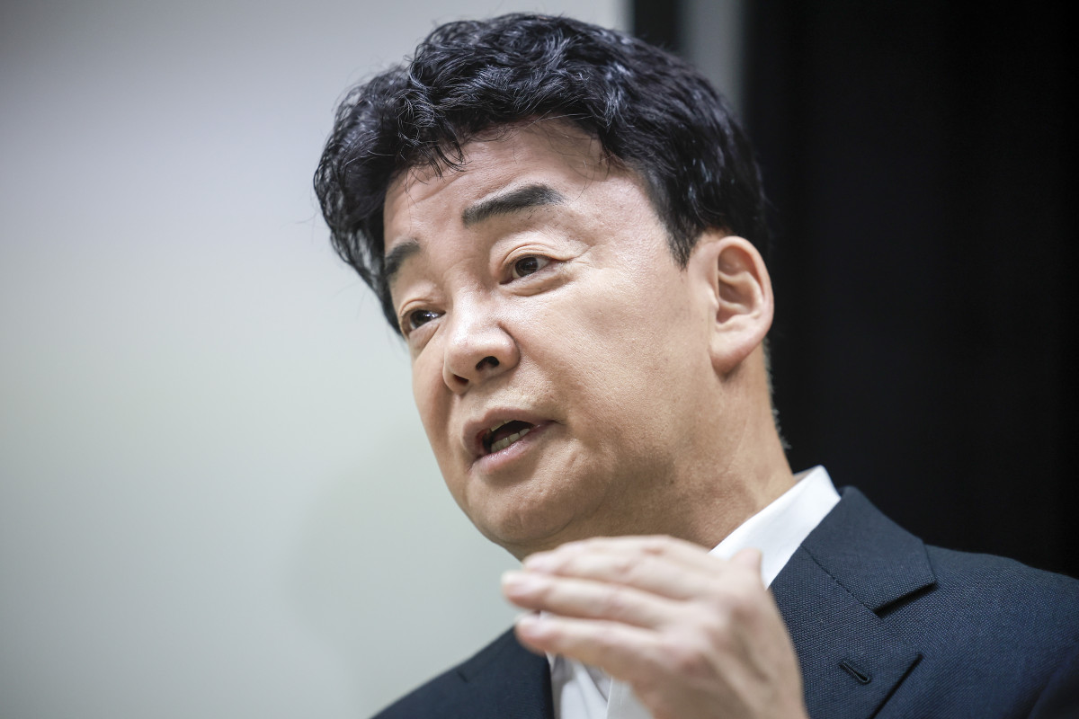 ▲ 백종원 더본코리아 대표가 3월 28일 서울 서초구의 한 회의공간에서 열린 더본코리아 주주총회에서 취재진의 질문에 답하고 있다. (뉴시스)