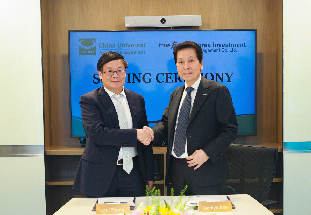 ▲배재규 한국투자신탁운용 사장(오른쪽)과 장후이 CUAM 대표가 18일 전략적 협력 계약 체결 후 기념사진을 촬영하고 있다. 사진=한국투자신탁운용
