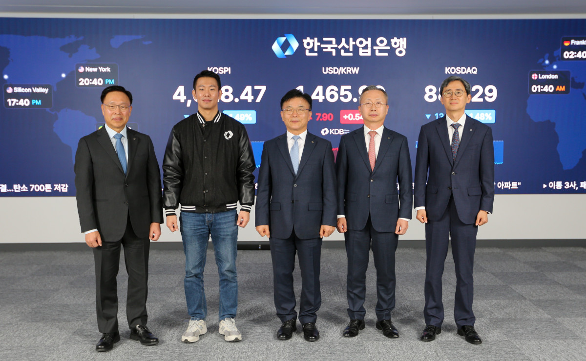 ▲(사진 왼쪽부터)김복규 수석부행장과 김현준 노조위원장, 박상진 회장, 김재신 한국산업은행 감사, 양승원 한국산업은행 글로벌사업부문장이 18일 산은 본사에서 오픈식을 끝내고 사진 촬영을 하고 있다. (사진제공=한국산업은행)