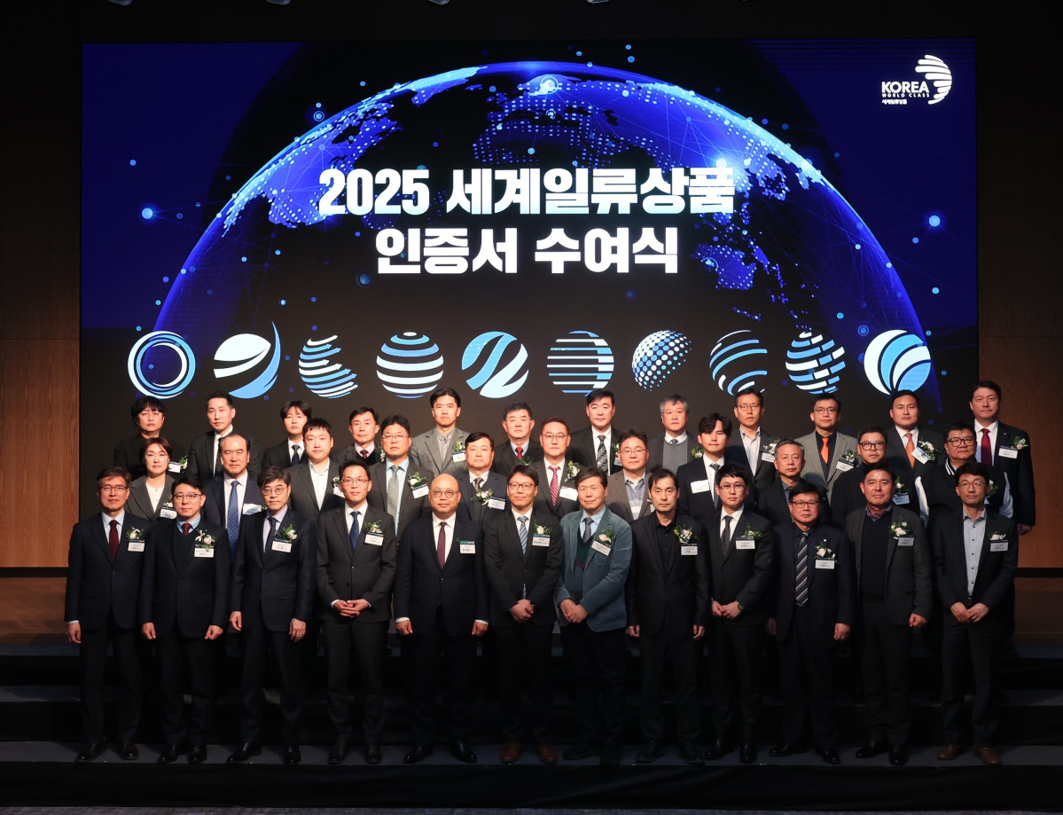 ▲18일 서울 롯데호텔 월드에서 열린 ‘중견기업 글로벌 커넥트’에서 ‘2025 세계일류상품 인증서’를 수여받은 뒤 주요 관계자들이 기념촬영을 하고 있다. (사진=코트라)