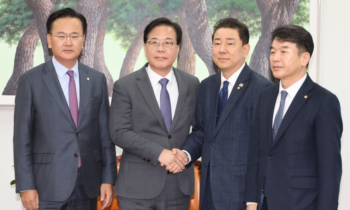 ▲더불어민주당 김병기 원내대표와 국민의힘 송언석 원내대표가 18일 서울 여의도 국회에서 회동하고 있다. 왼쪽부터 국민의힘 유상범 원내운영수석부대표·송언석 원내대표, 더불어민주당 김병기 원내대표·문진석 원내운영수석부대표. 2025.11.18 (연합뉴스)