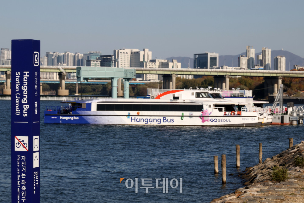 ▲서울 송파구 한강버스 잠실선착장에 한강버스가 멈춰있다. (이투데이 DB)