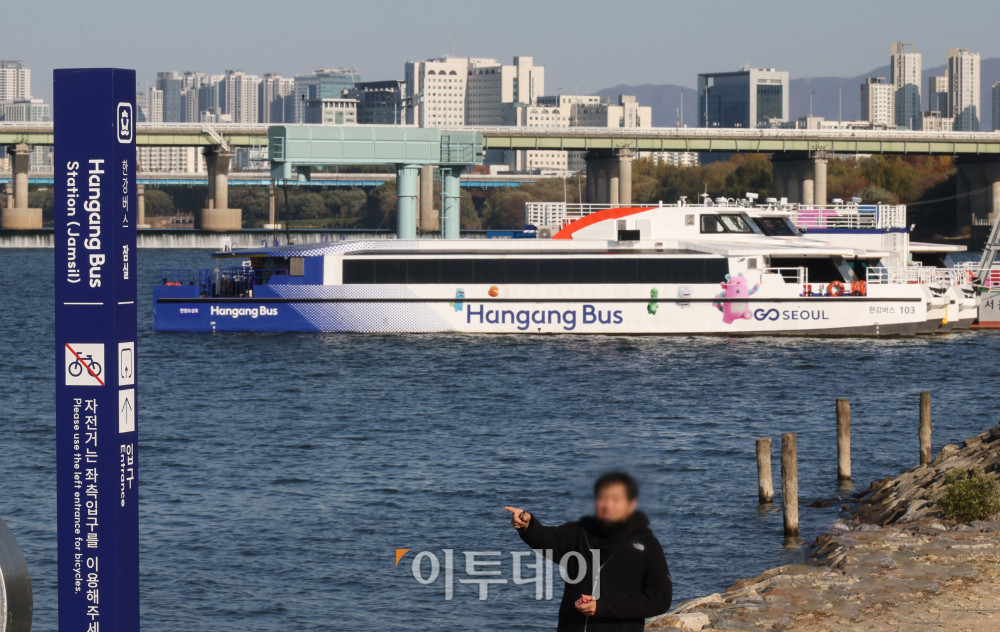 ▲서울 송파구 한강버스 잠실선착장에 한강버스가 멈춰있다. (이투데이DB)