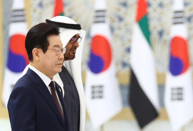 ▲이재명 대통령이 18일(현지시간) 아랍에미리트(UAE) 아부다비 대통령궁에서 열린 국빈방문 공식 환영식에서 무함마드 빈 자이드 알 나흐얀 UAE 대통령과 이동하고 있다. \ (연합뉴스)