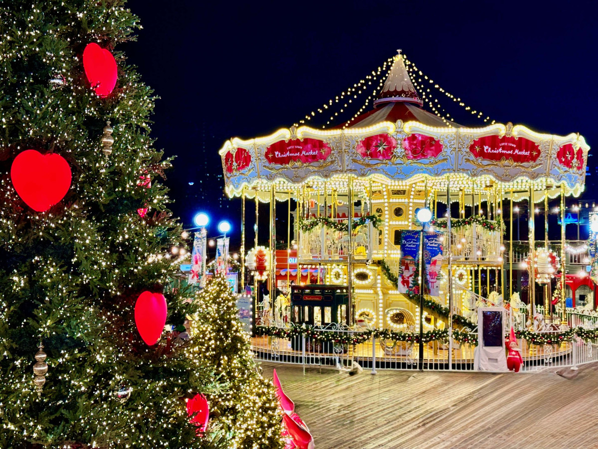 ▲잠실 롯데타운 크리스마스 마켓에 마련된 회전목마 (사진제공=롯데쇼핑 )