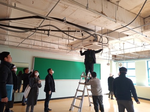 ▲광주지역 학교 석면 해체 사업이 예산 부족 등으로 전면 보류. (사진제공=연합뉴스)