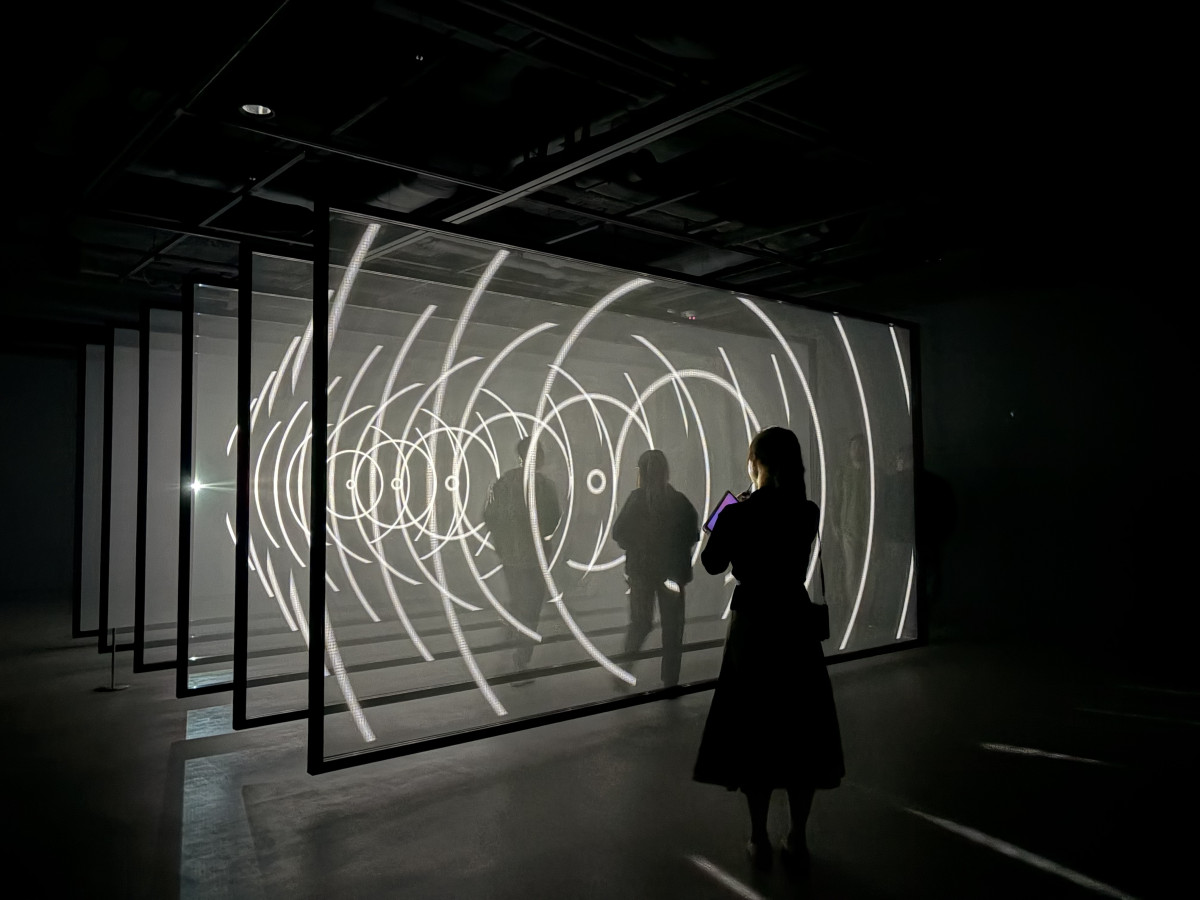 ▲세화미술관 특별 도슨트 해설 프로그램에 관람객들이 참여하고 있다. (사진= 세화미술관)