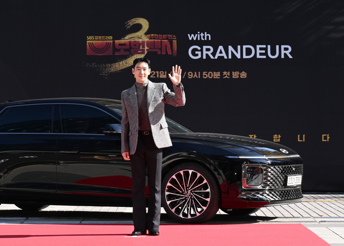▲18일 SBS 목동 사옥에서 열린 모범택시3 제작발표회에 그랜저를 타고 등장한 배우 이제훈 (사진=현대차)