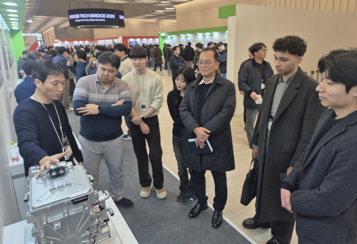 ▲경기도 의왕 현대모비스 기술연구소에서 진행된  ‘Tech Bridge 2025’에서 50개 전동화·모듈 신기술 전시 현장과 첨단 기술을 체험하는 관람객들의 모습 (사진=현대모비스)