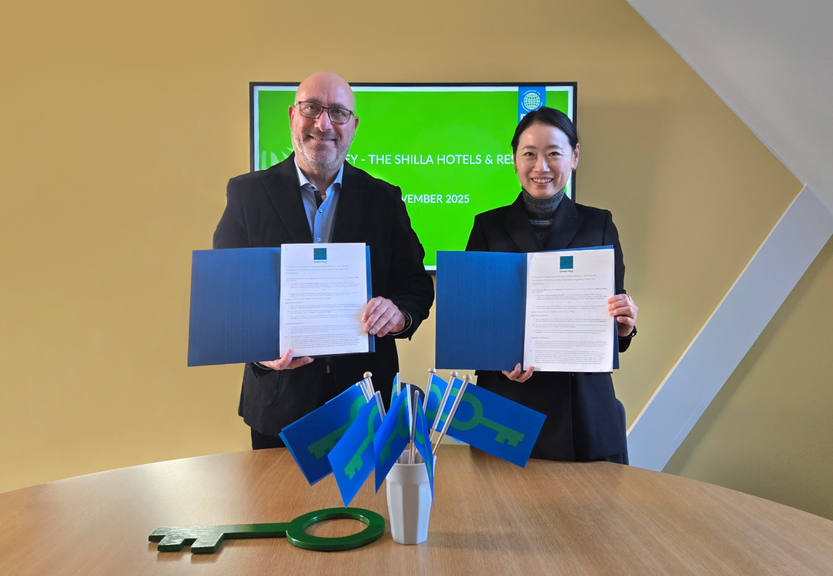 ▲이주영 신라호텔 마케팅 그룹장(오른쪽), 다니엘 셰퍼(왼쪽) 환경교육제단 대표가 17일 환경교육재단 본부에서 진행된 ‘호텔신라–환경교육재단 간 그린키 인증 업무협약식'에서 기념사진을 촬영하고 있다. (사진제공=호텔신라)