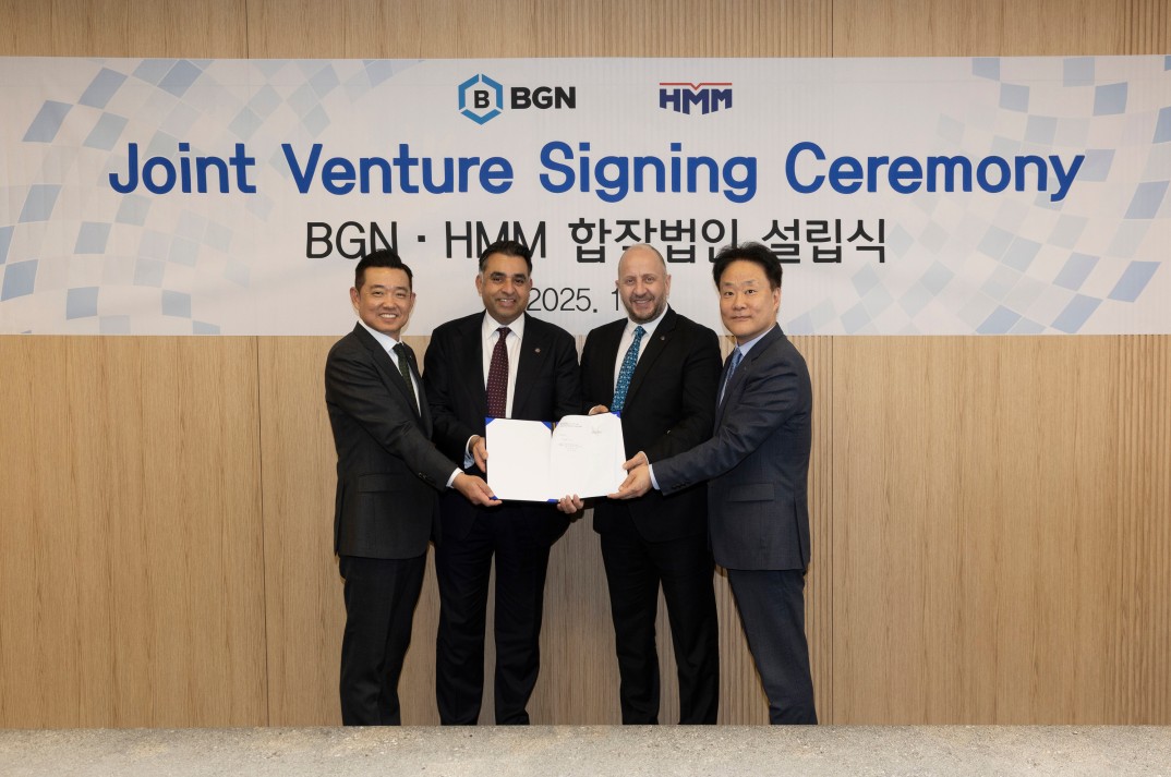 ▲5일 HMM 여의도 사옥에서 개최된 합작법인 설립식에서 정준 HMM 벌크사업본부장(우측 첫번째)과 오잔 투르굿(Ozan Turgut) BGN 대표(우측 두번째)가 기념촬영을 하고 있다. (사진=HMM)