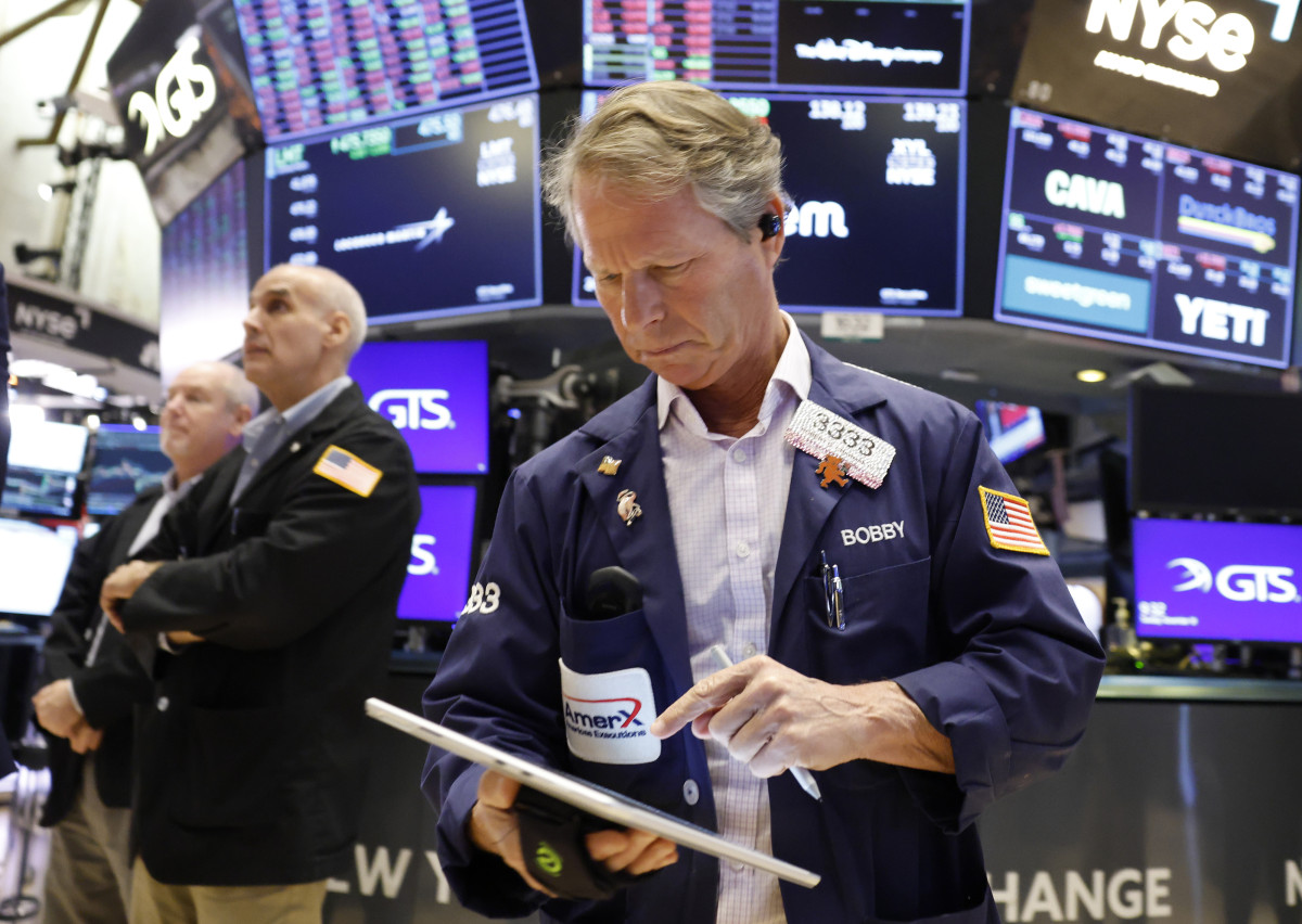 ▲뉴욕증권거래소에서 거래 정보를 살펴보는 트레이더. (UPI/연합뉴스)