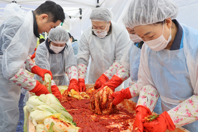 ▲자생한방병원 임직원과 자생봉사단이 김장을 하고 있다. (사진제공=자생한방병원)