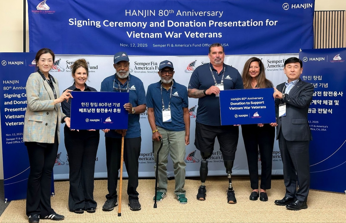 ▲한진 경영진이 미국 캘리포니아 오션사이드에서 미군 참전용사 후원 행사를 진행하고 참석자들과 함께 기념사진 포즈를 취하고 있다. 왼쪽부터 한진 조현민 사장, 수 베이커 SFAF 최고 프로그램 책임자, 왼쪽 다섯번째 손드리아 세일러 SFAF 부사장, 한진 노삼석 대표이사 사장. (사진=한진)